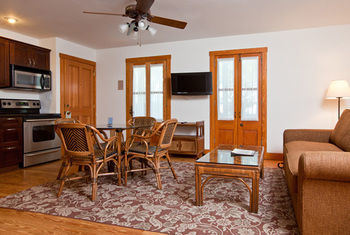 Island City House Hotel